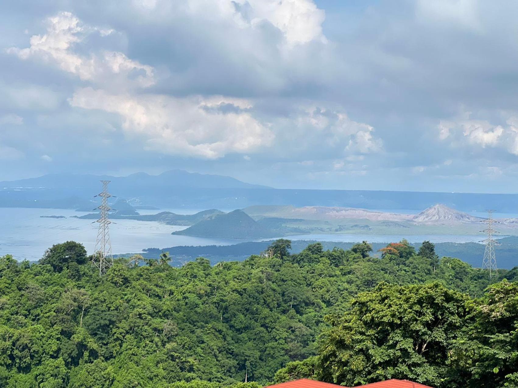 Splendido Tagagtay Taal Lake Staycation Free Parking Netflix No Free Pool Тагайтай Экстерьер фото