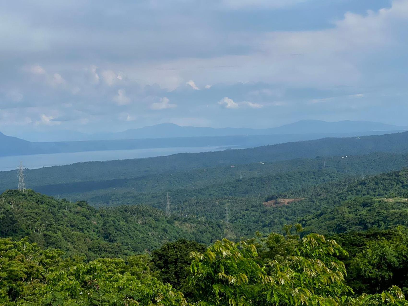 Splendido Tagagtay Taal Lake Staycation Free Parking Netflix No Free Pool Тагайтай Экстерьер фото
